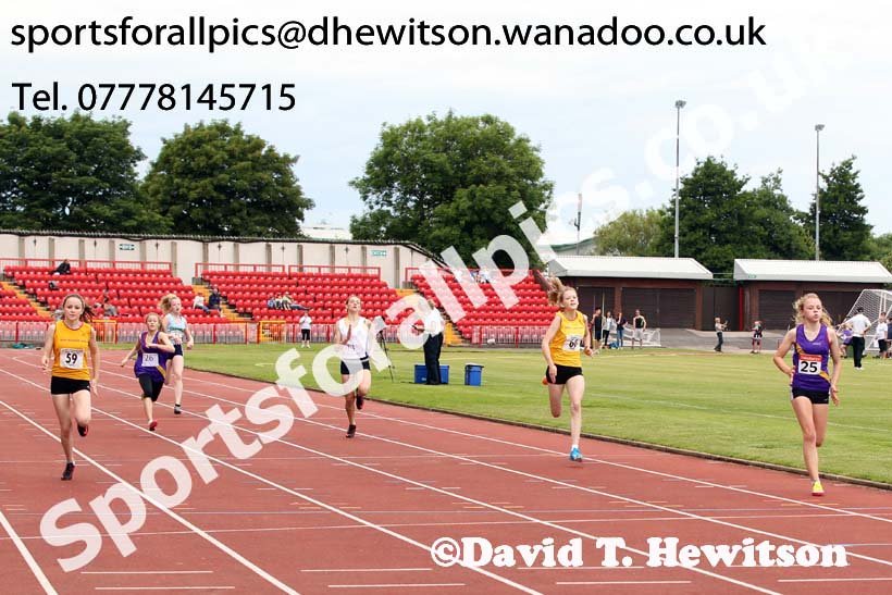 Girls 200 metres, Northern Inter-County Schools, Gateshead International Stadum. Photo: David T. Hewitson/Sports for All Pics